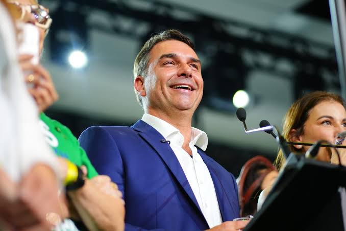 Flávio Bolsonaro critica proposta de tarifa zero de Lula no transporte