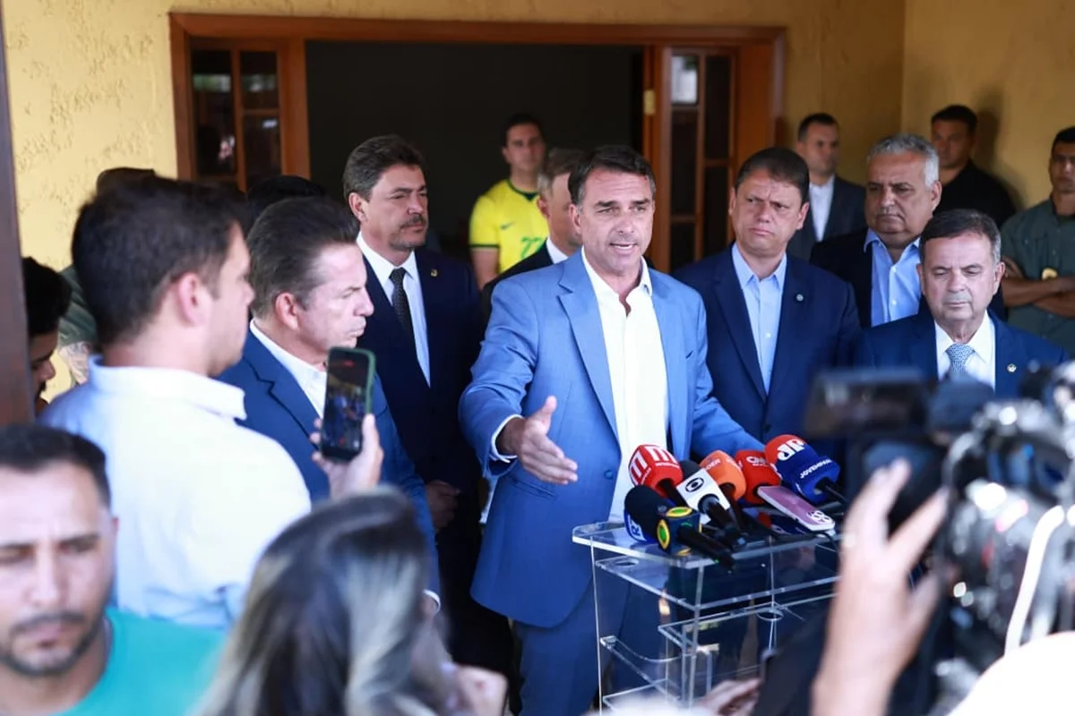 Flávio Bolsonaro defende jornada flexível e critica debate sobre escala 6x1