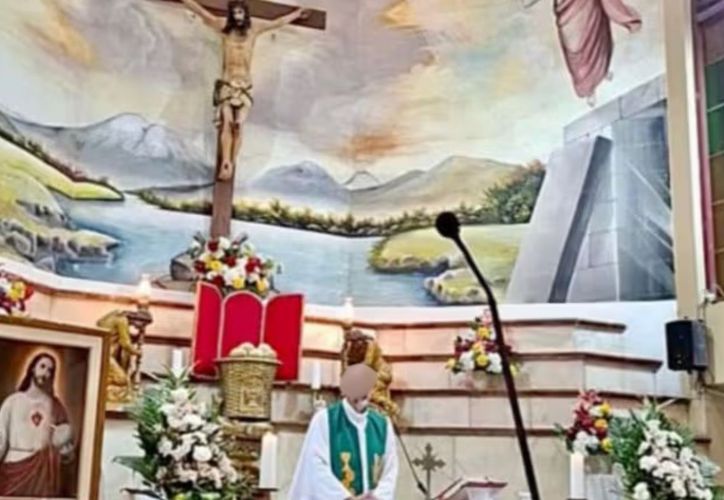 Padre morre após cruz cair sobre ele durante missa transmitida ao vivo