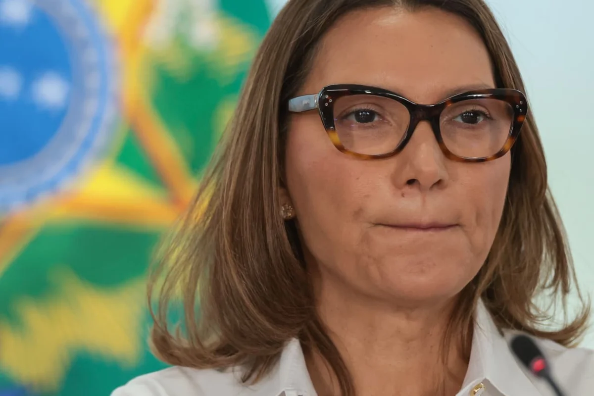 Campanha de Flávio Bolsonaro aciona o TSE contra Janja e Lula