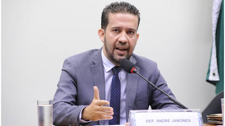 Janones orienta apoiadores a espalhar associação sem provas entre Bolsonaro e Lula