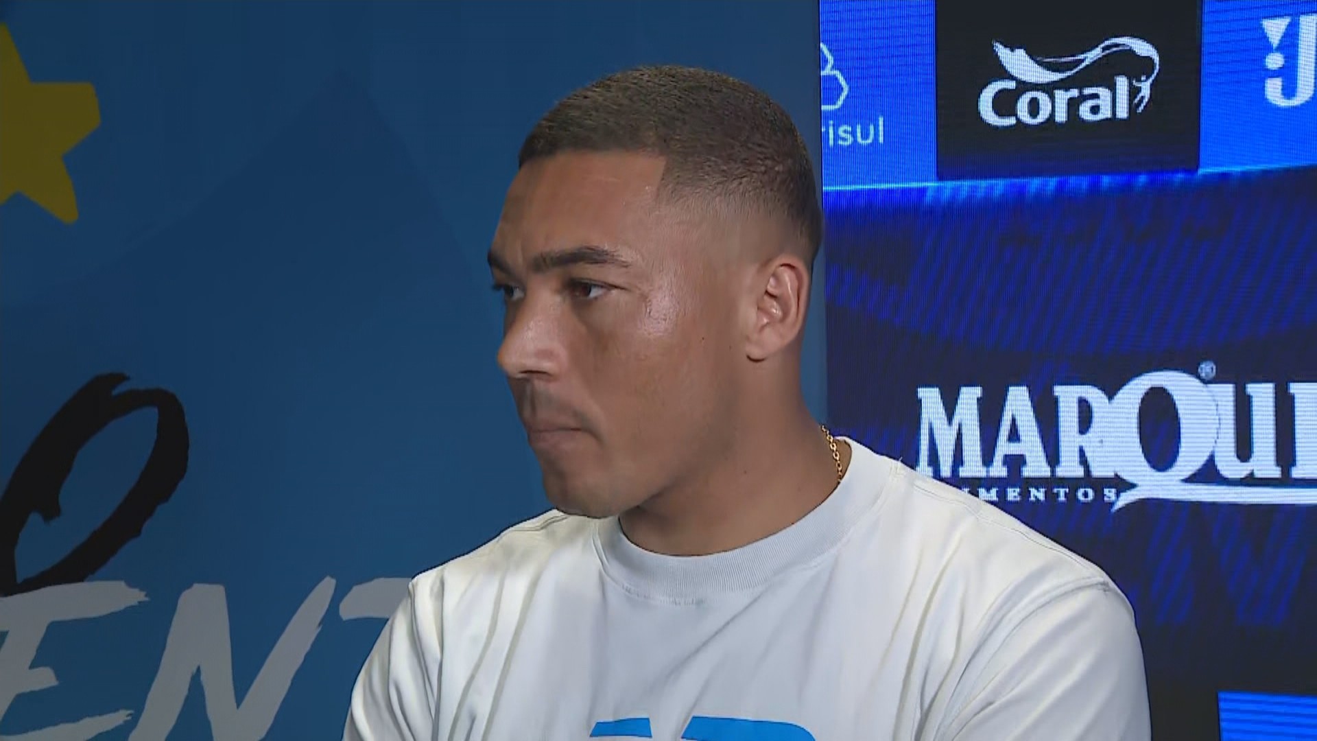 Carlos Vinícius foca na permanência do Grêmio e afasta boatos de pré-contrato