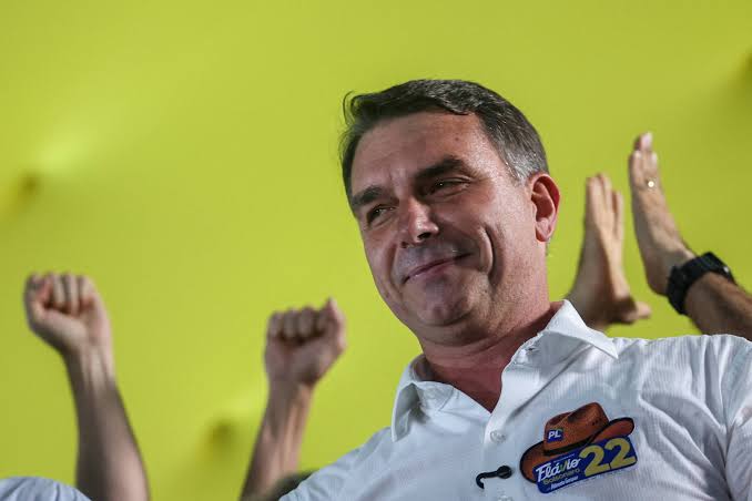 Flávio Bolsonaro reforça defesa pelo fim da reeleição e articula apoios