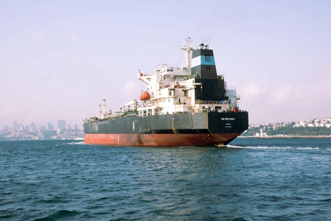 Navio-tanque é atingido por projétil na Arábia Saudita
