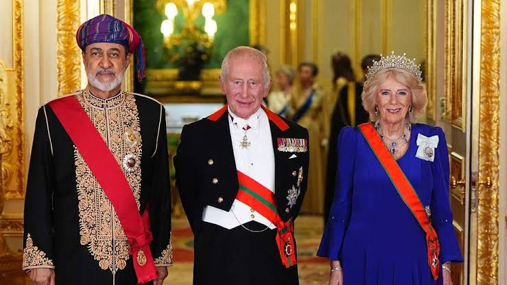Família real britânica recebe sultão de Omã em visita de Estado