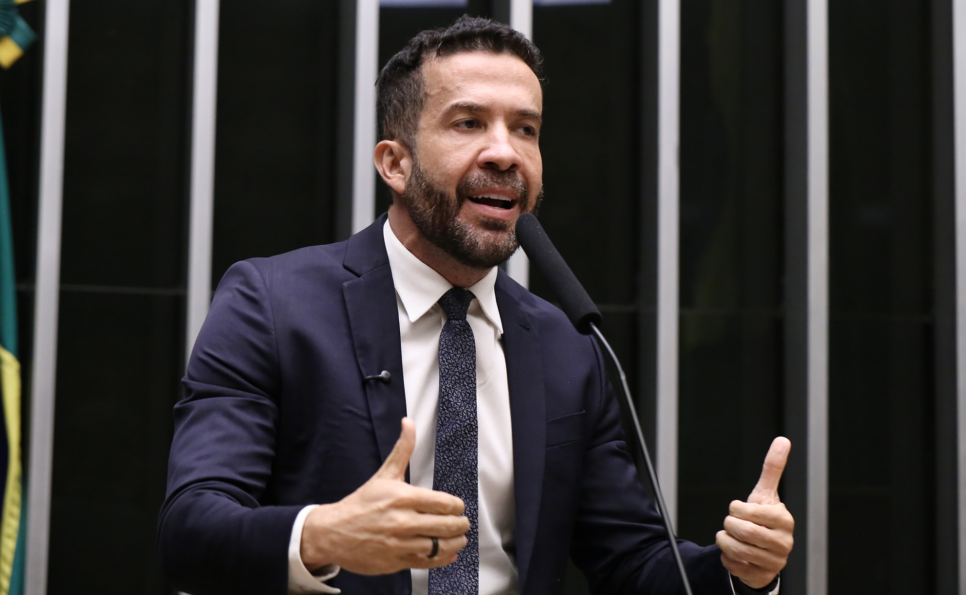 Janones comanda transmissão paralela e fica fora de debate na TV