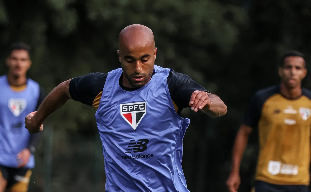Lucas Moura pode retornar ao time titular do São Paulo contra o Vasco