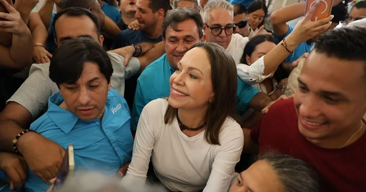 María Corina Machado retorna à Venezuela após dez meses no exterior
