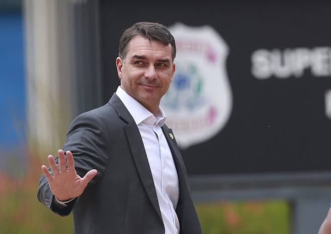 Flávio Bolsonaro foca em propostas para o centro no segundo turno