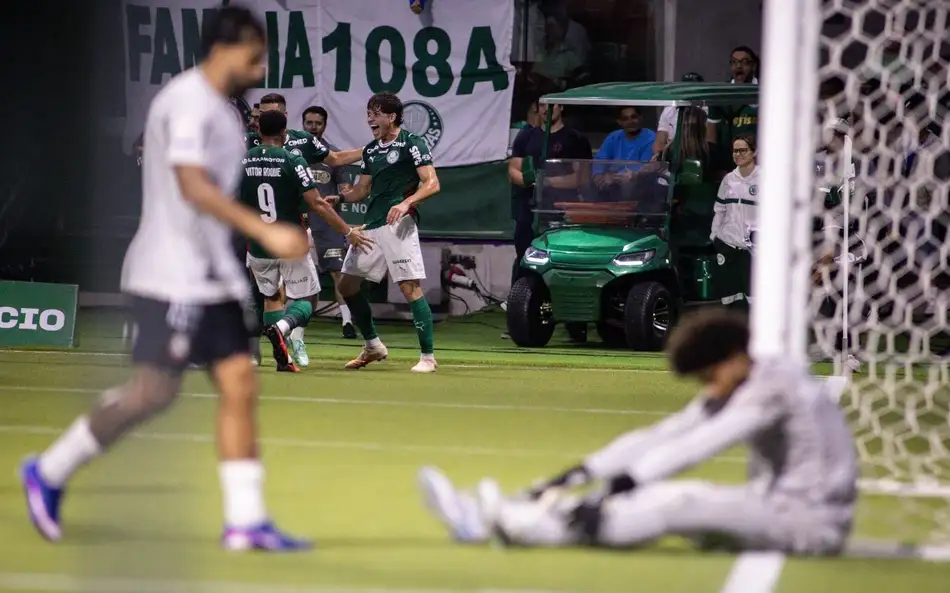 Palmeiras goleia o Corinthians por 4 a 1 e amplia crise no rival