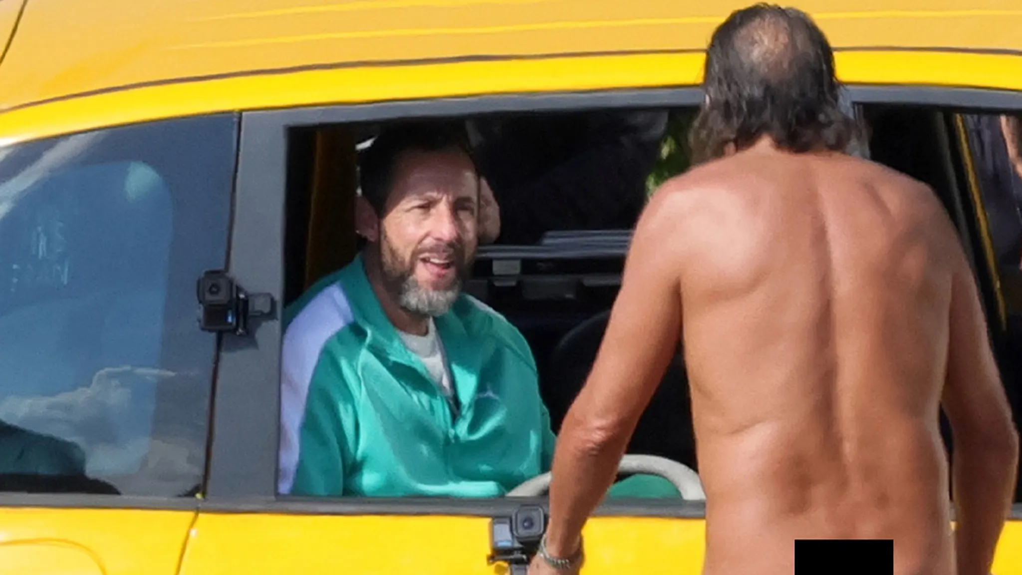 Adam Sandler grava sequencia de comedia em praia de nudismo