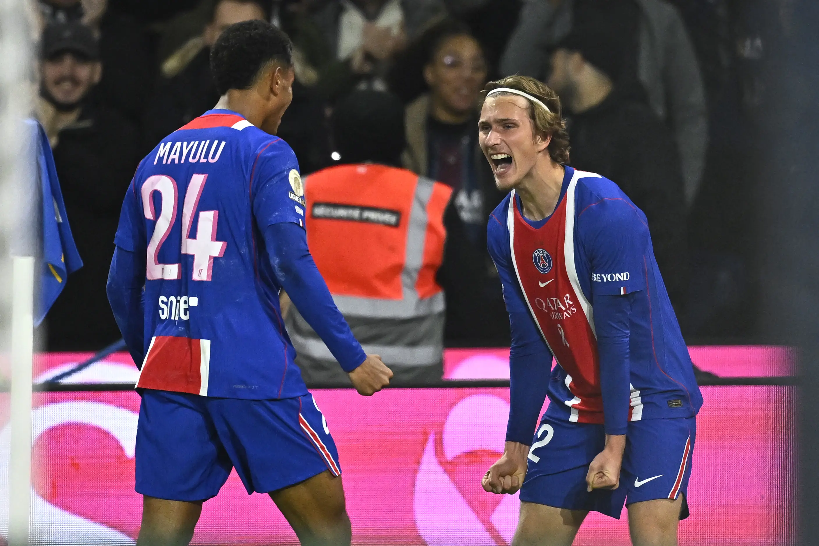 PSG vence o Lyon por 2 a 0 e assume a liderança da Ligue 1