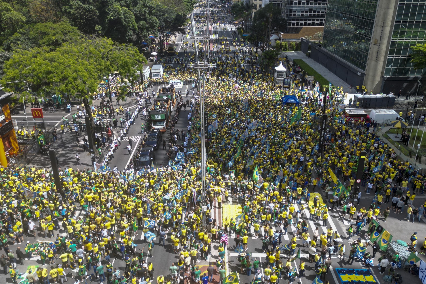 Apoiadores de Flávio Bolsonaro realizam ato na Avenida Paulista