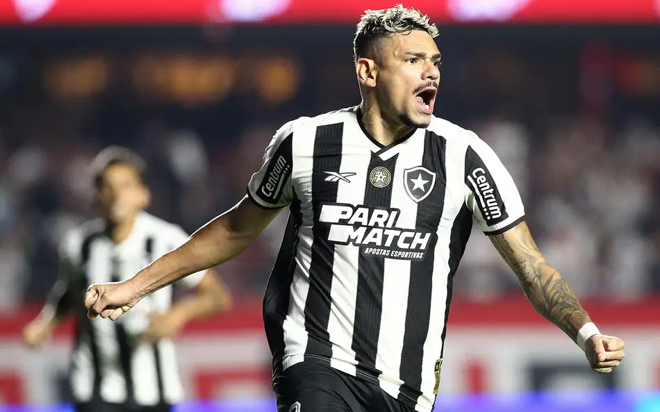 Tiquinho Soares deve assumir titularidade do Botafogo contra a Chapecoense