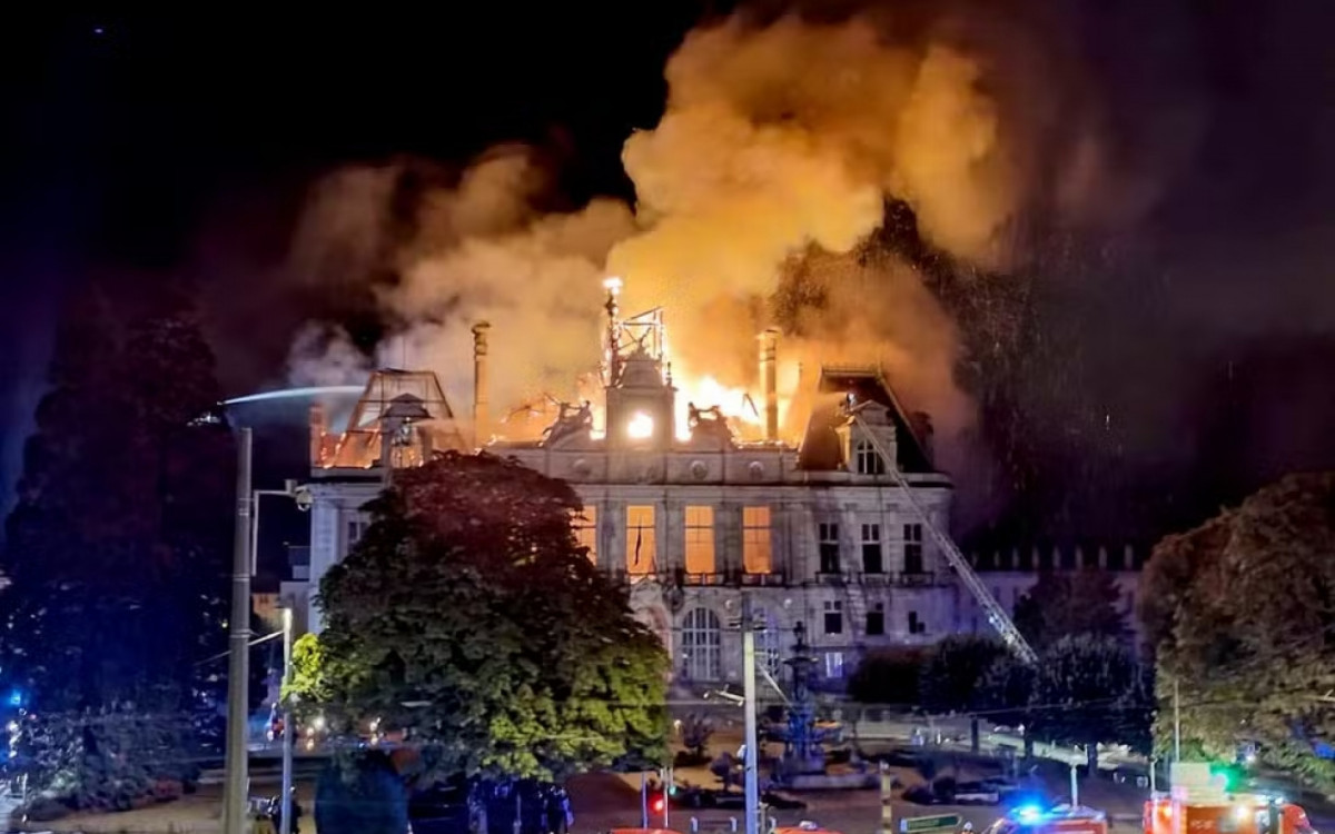 Prédio histórico é destruído durante protestos violentos na França