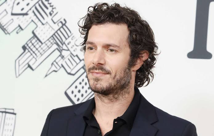 Atentado e polêmica política marcam os desdobramentos envolvendo o ator Adam Brody