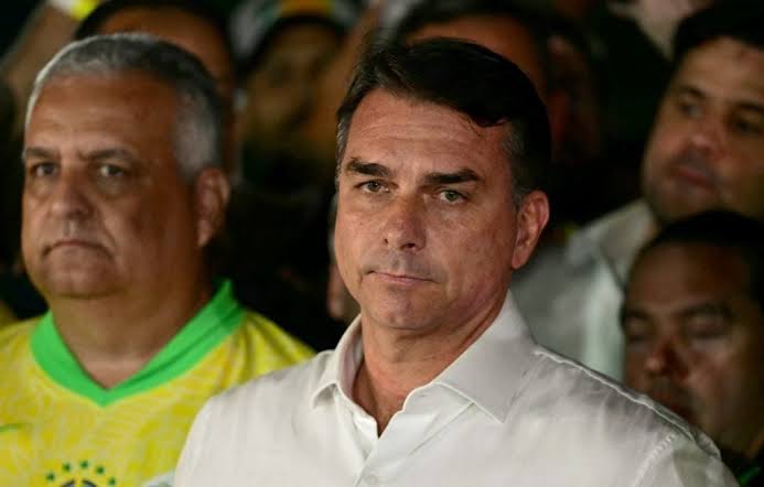 Flávio Bolsonaro é alvo de pedidos de cautelares após derrota