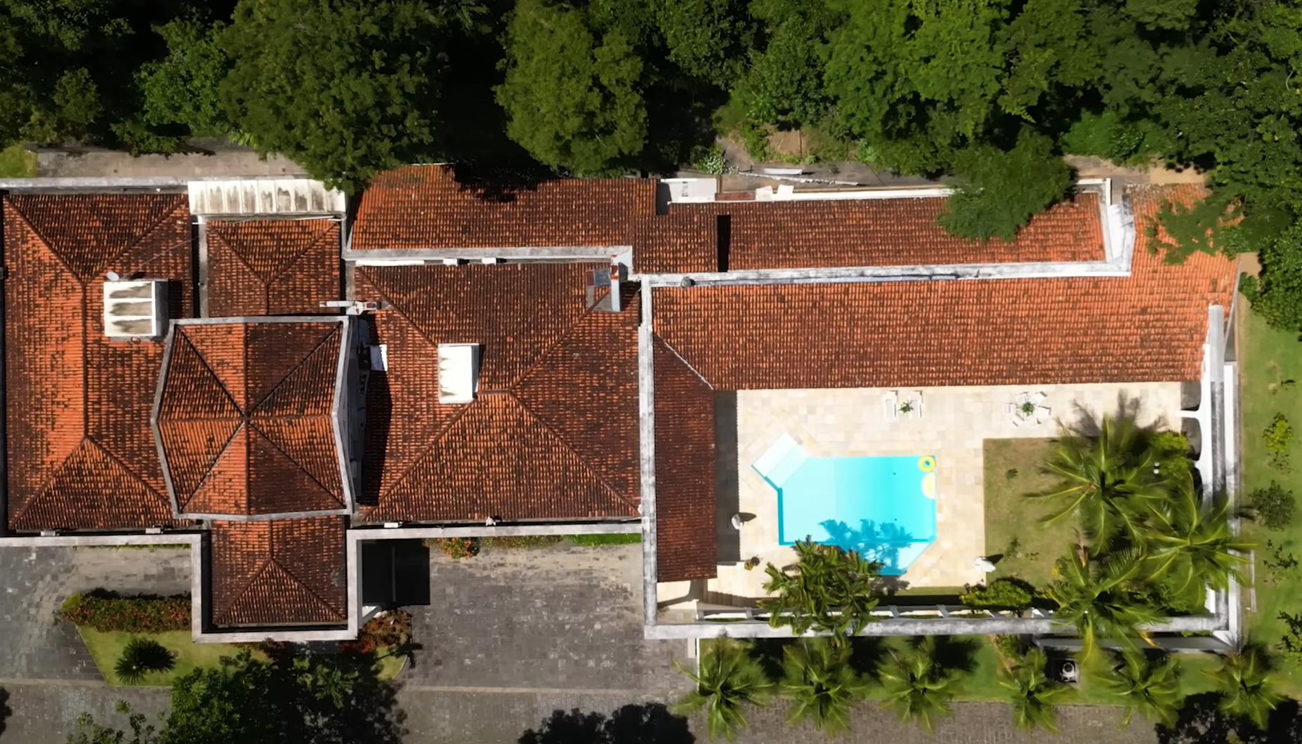 Mansão de Renato Aragão no Rio de Janeiro chama atenção pela estrutura