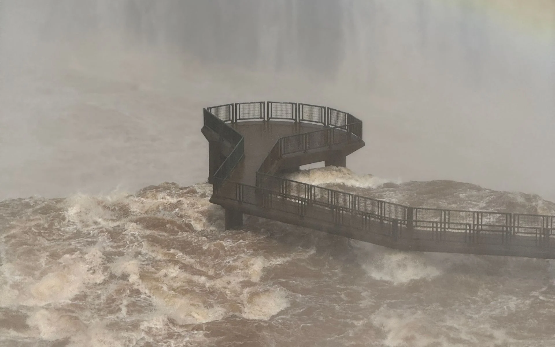 Cataratas do Iguaçu têm grades removidas após cheia