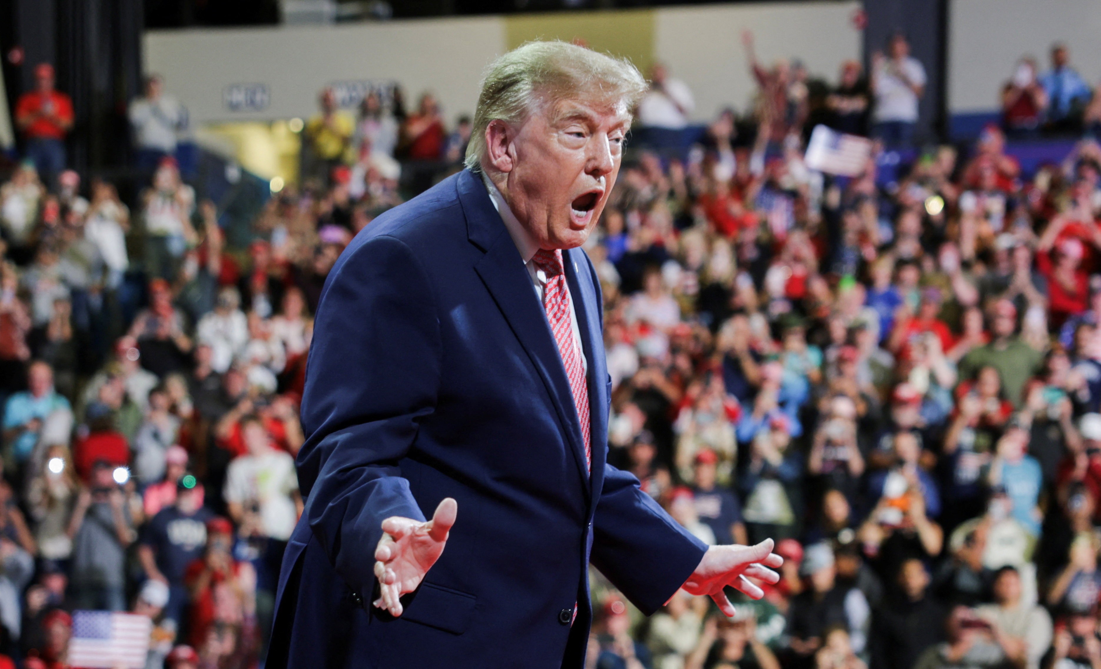 Trump afirma que EUA vão queimar como a França se democratas vencerem
