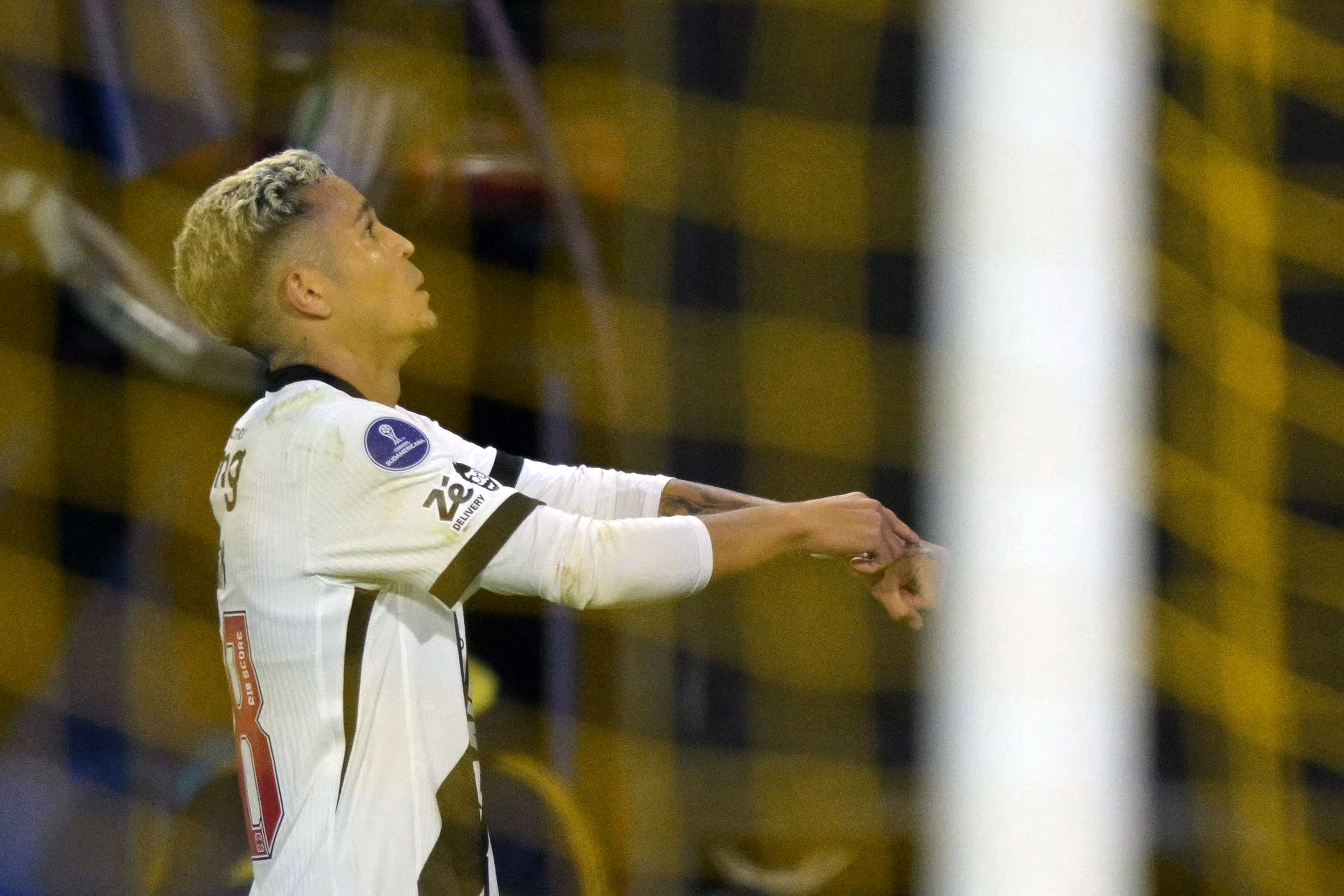 Adson brilha pelo Vasco e se destaca na Copa Sul-Americana