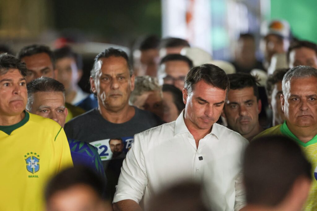 Flávio Bolsonaro viaja aos Estados Unidos após ordem do STF