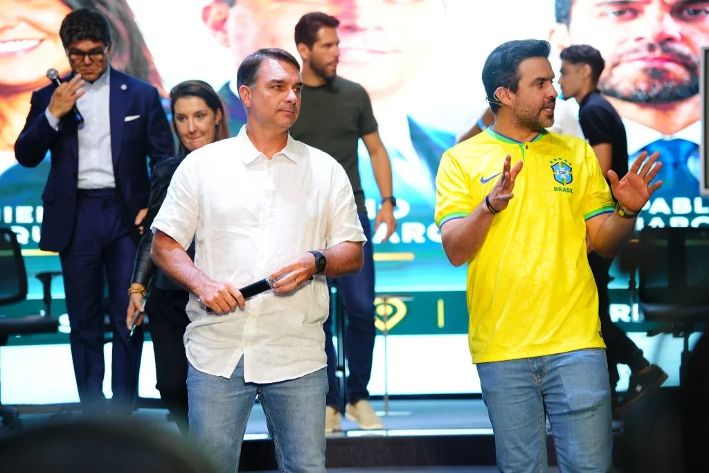 Pablo Marçal perde espaço na campanha de Flávio Bolsonaro e enfrenta ações