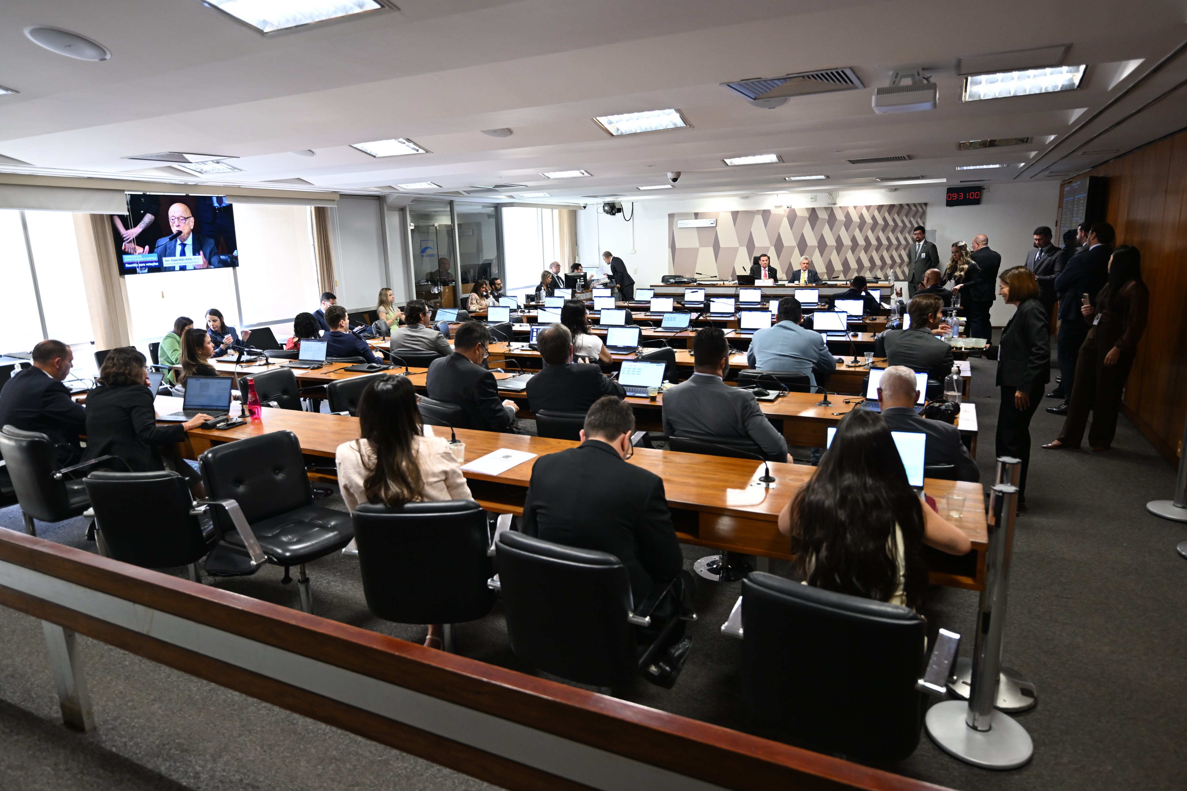 CCJ do Senado conclui votação da PEC da Segurança Pública