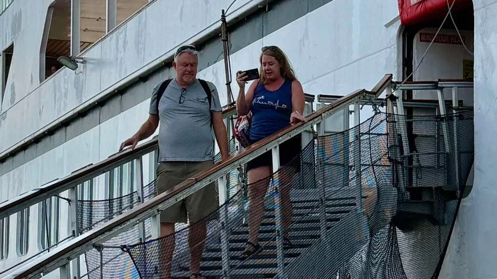 Casal deixa cruzeiro residencial após dois anos devido a problemas financeiros