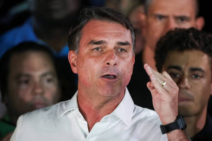 Flávio Bolsonaro não entrega passaporte e PF investiga paradeiro