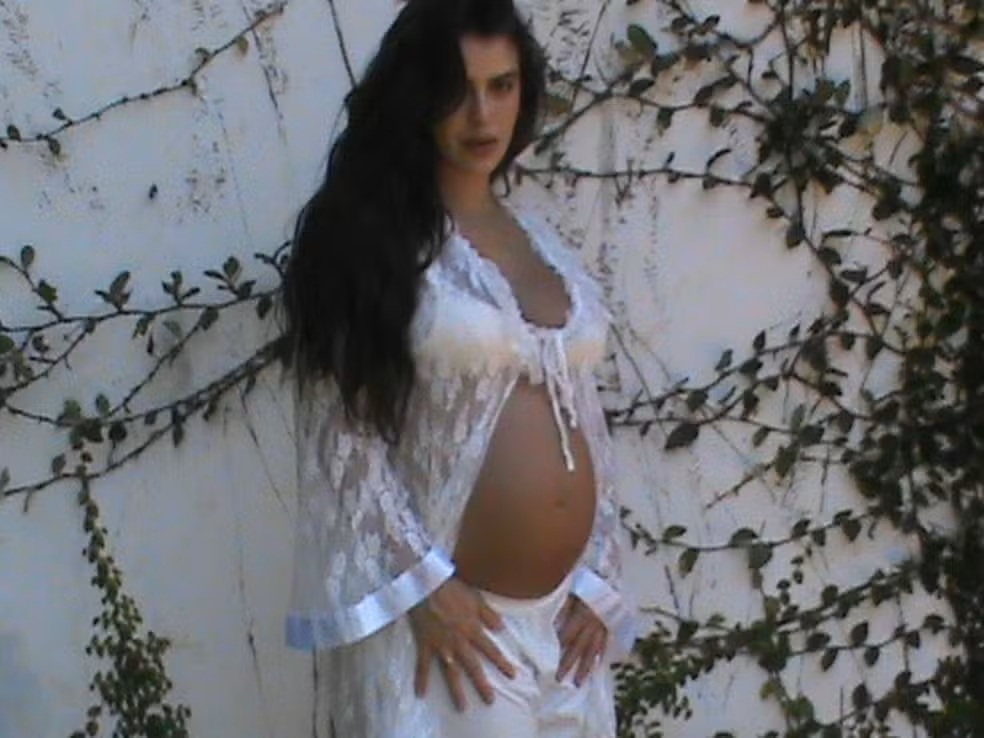 Influenciadora Mari Saad exibe barriga de gravidez em ensaio fotográfico