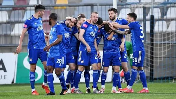 Dinamo Zagreb vence o Rijeka por 2 a 1 pelo Campeonato Croata