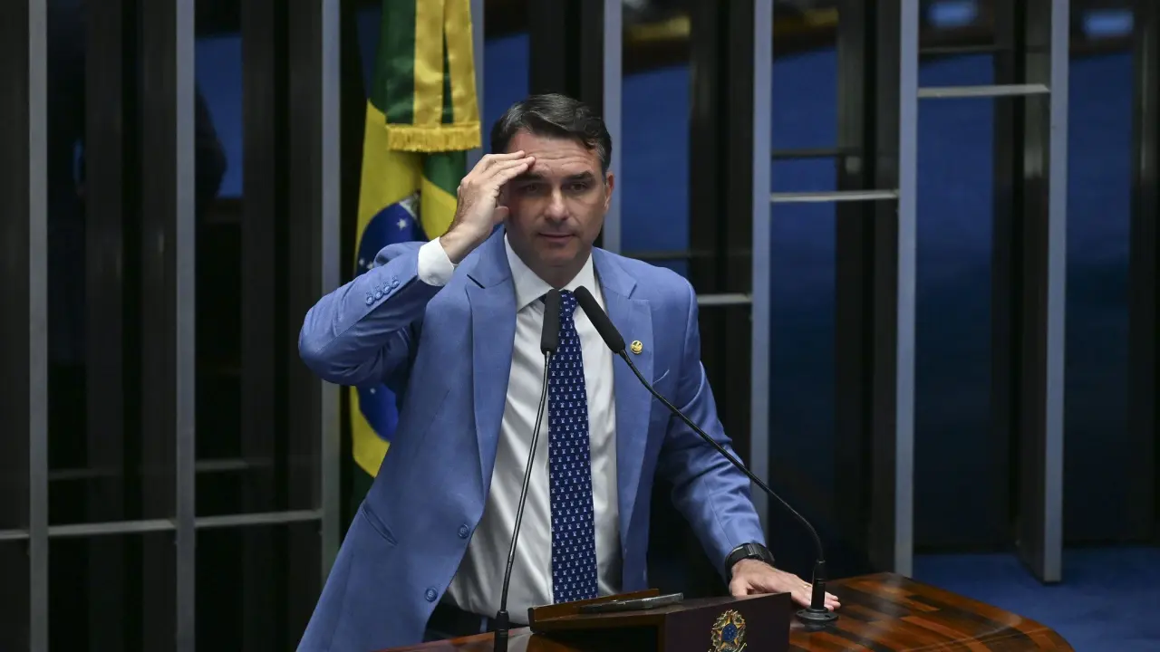 Governo da Argentina confirma entrada e viagem de Flávio Bolsonaro