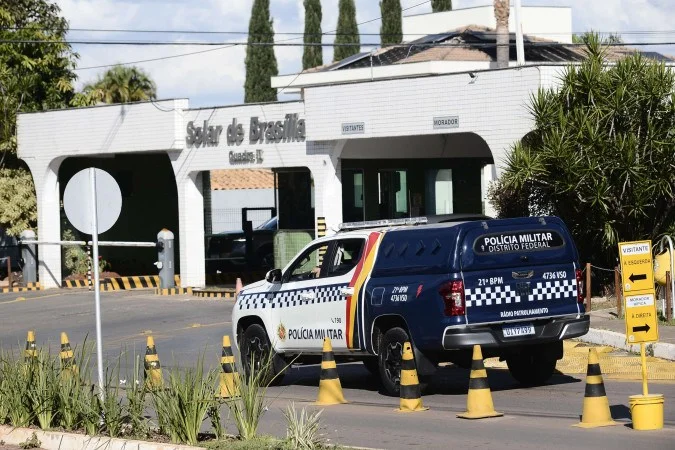 Homem é preso por desacato em frente à casa de Jair Bolsonaro no DF