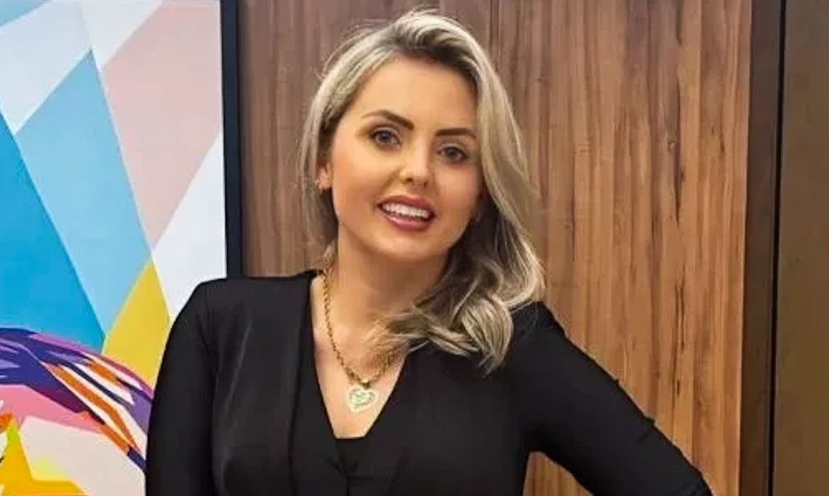 Clariana Barão critica pesquisas e aponta limitações em sua campanha