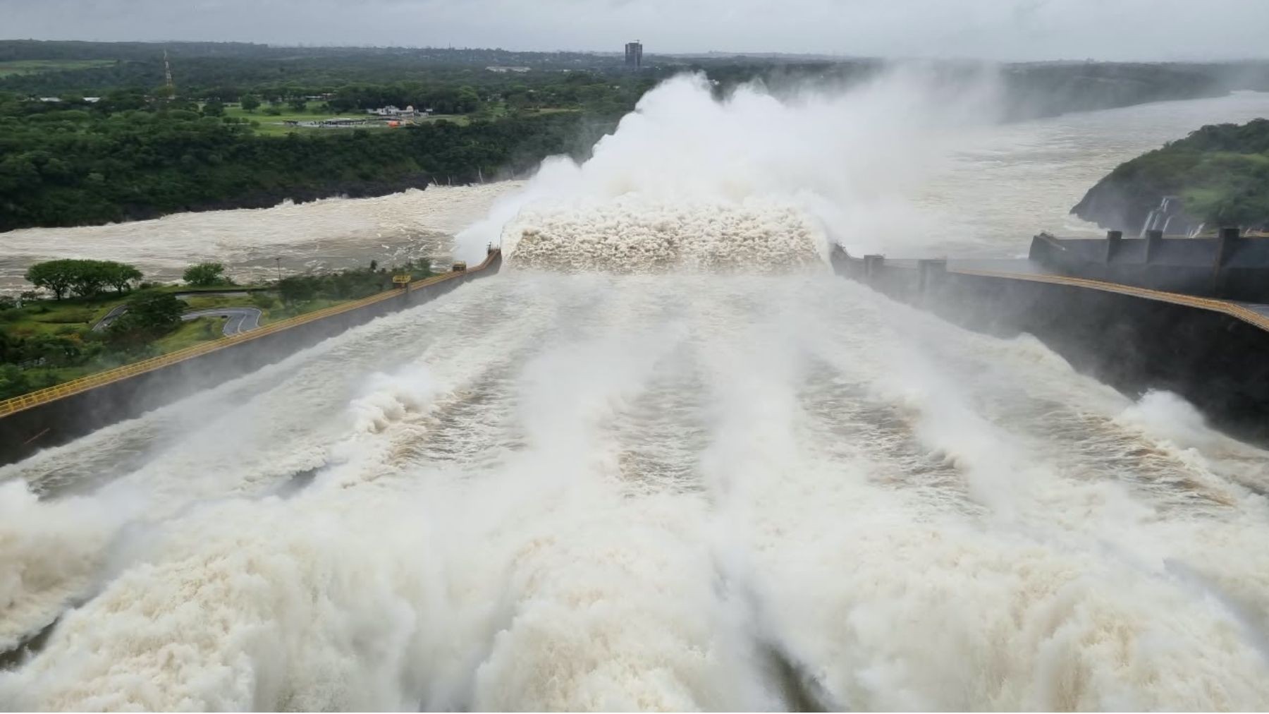 Itaipu abre dez comportas de vertedouro e libera grande volume de água