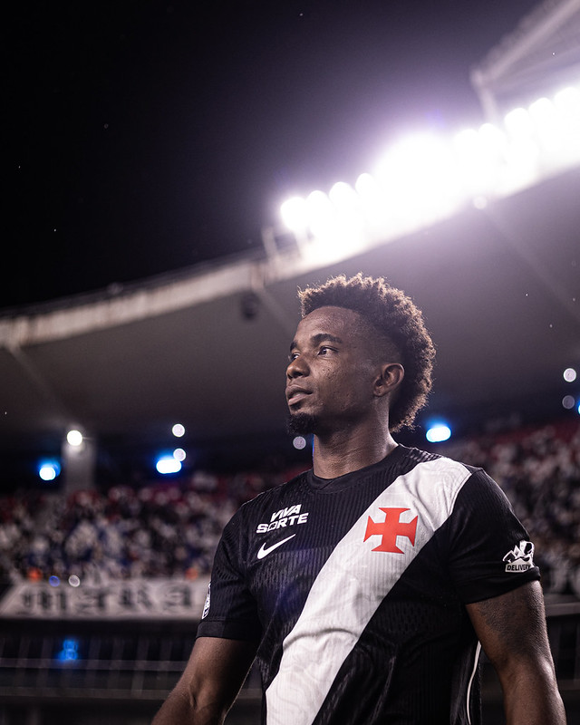 Thiago Mendes sofre racismo após repostar imagem contra o Boca Juniors