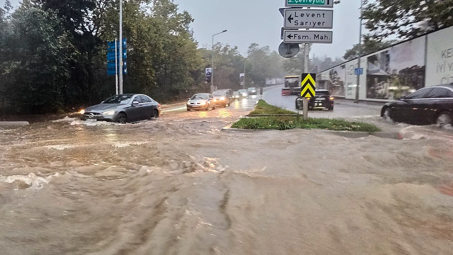 Fortes chuvas em Istambul deixam famosos ilhados em estúdio