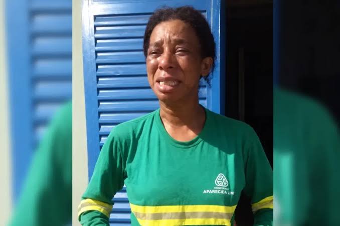 Gari chora ao denunciar que ônibus não param por causa de seu uniforme