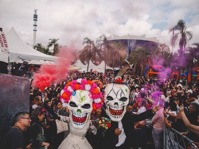 Celebrações do Día de Muertos atraem turismo e mobilizam comunidades
