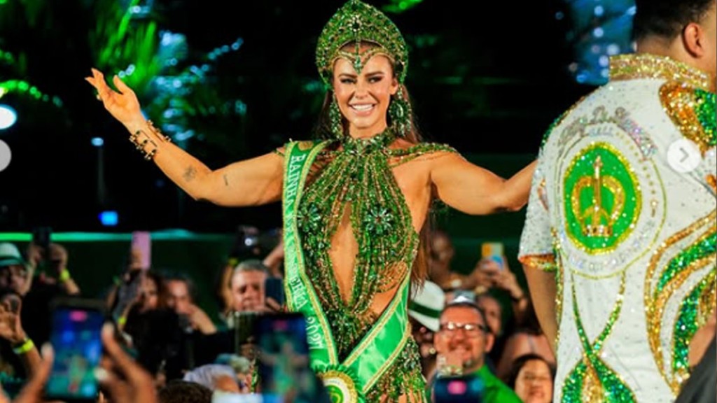 Paolla Oliveira assume coroa de rainha de bateria da Imperatriz Leopoldinense