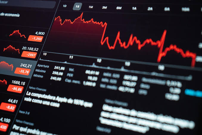 Nasdaq cai forte com desinvestimento em tecnologia após balanços