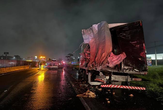 Acidente entre três caminhões resulta em morte na Rodovia Presidente Dutra