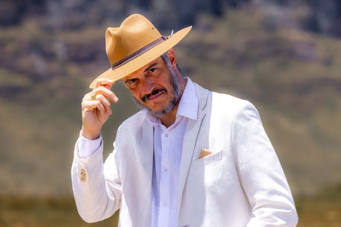 Mateus Solano celebra papel em Lá na Minha Terra