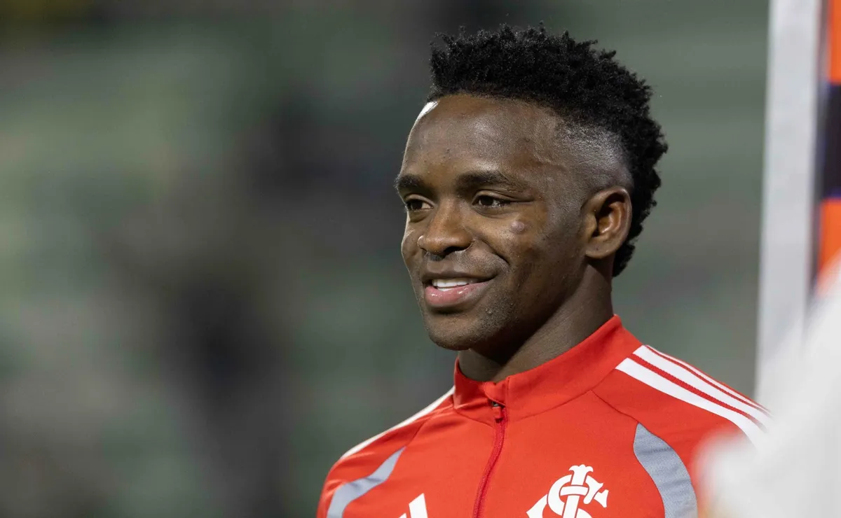 Vitinho ganha espaço no Internacional sob o comando de Eduardo Baptista