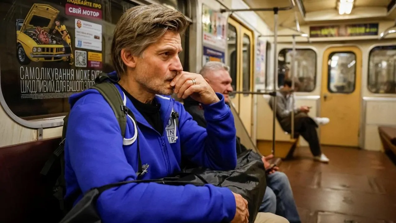 Ator Nikolaj Coster-Waldau passa noite em metro de Kiev durante ataques