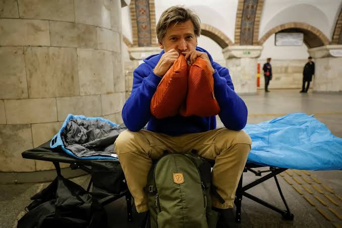 Ator Nikolaj Coster-Waldau abriga-se no metrô de Kiev