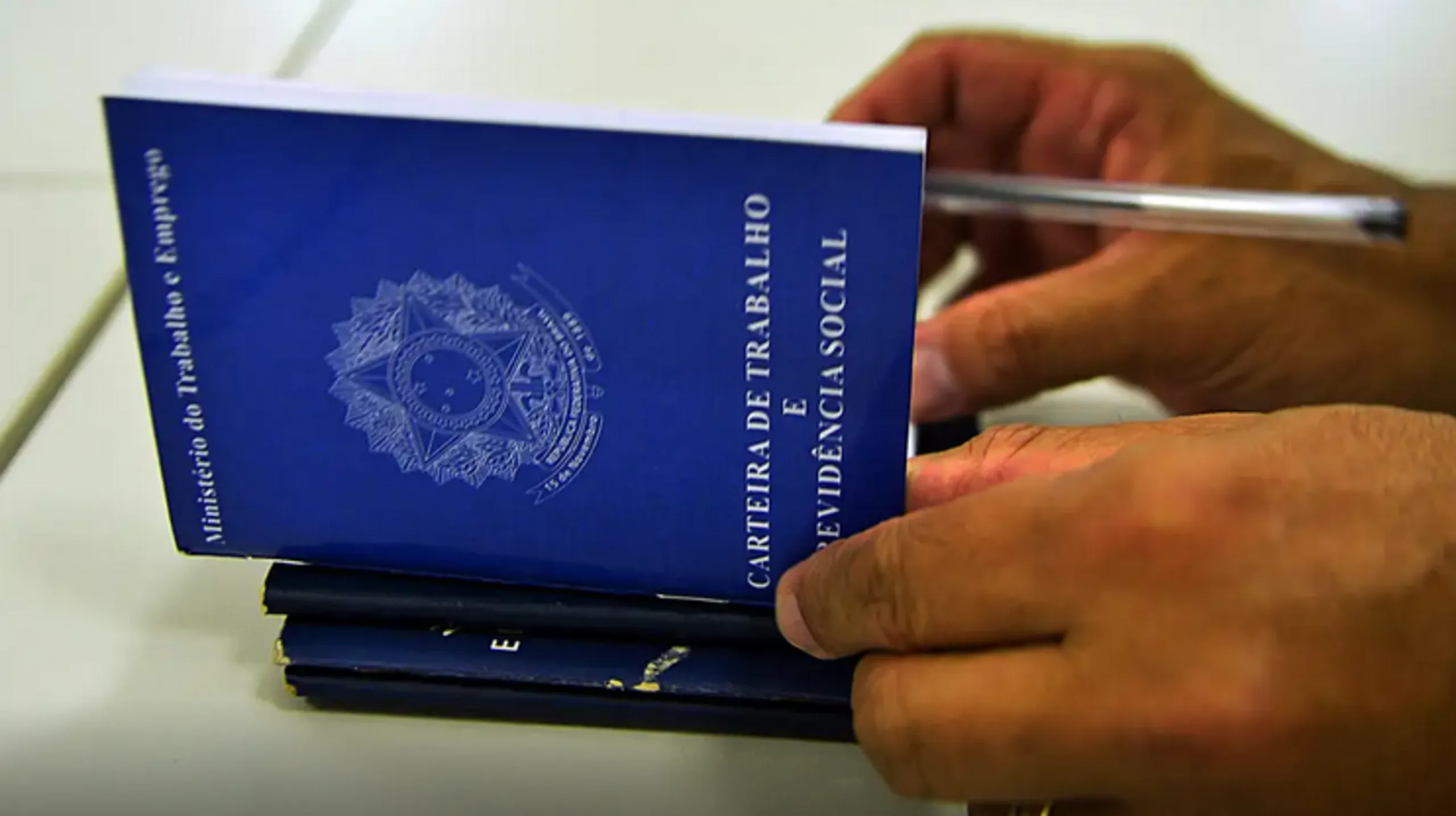 Desemprego cai a 5,2% e atinge menor patamar para o trimestre em 14 anos