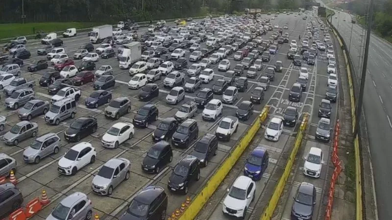 Estradas para o litoral de SP registram forte movimento no feriadão