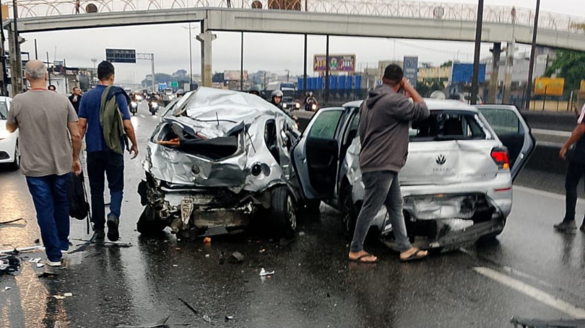 Engavetamento na Dutra deixa um morto e feridos no Rio